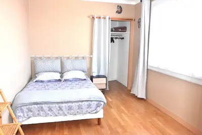 à 5 mn du centre ville, Logement meublé de 3 chambres, environ 70m2, 2° étage.