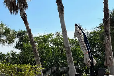 Image de Maison en bord de mer avec piscine et quai privé – près d’une plage immaculée