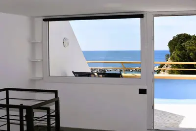 Renovated beach apartment with direct sea access, in vacation complex with pool