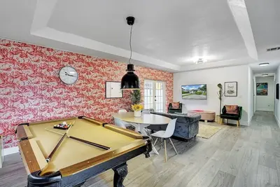 Image de Midtown | Pool Table | Sleeps 14