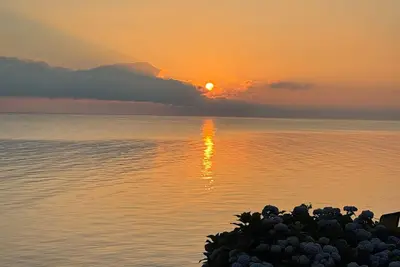 Direct Lakefront Cottage, Modern 2-bedrm Cottage in Point Breeze with WiFi & Ac