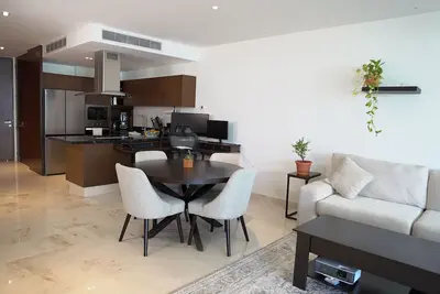 Image de The Remote Worker's Dream: 2 Bedroom, 2 Bath, 2 Minutes from Beach & 38th St