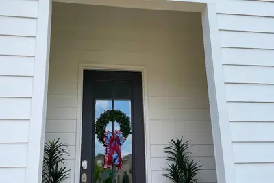 Image de Cozy Oxford Cottage is a two story, 3-bedroom house with patio.