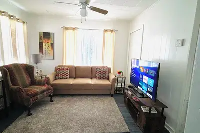 Image de Red Door Lodge of Alexandria Charming 2-bedroom with WiFi and Ac in amazing