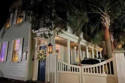 Image de Historic \"South of Broad\" home with off street parking