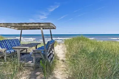 Image de Serenity Beachfront 3 Bedroom Walkout Steps from the Shore Close to Nat’l Park!