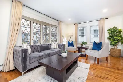 Image de Charming 3-Bedroom Home with Modern Comforts in West Hartford