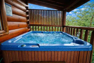 Image de 2 Pool Access, Mountain Views Cabin w/ Hot Tub, Game Loft &, Near Pigeon Forge