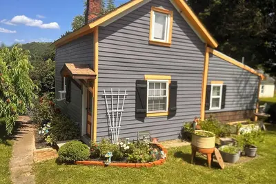 Image de The Victorian Peach - Charming, historic Carriage House in Martins Creek, Pa