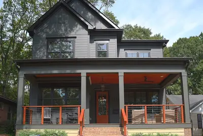 Image de Luxurious Farmhouse w/ firepit, outdoor entertaining area w/ large tv and gym!