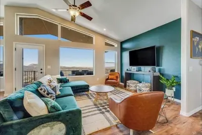 Image de Stunning home with 260 degree City Light Views.