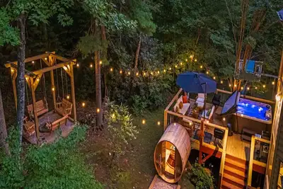 Image de Avl Estate: 5k sq ft, Golf Sim, Speakeasy, Hot Tub, Sauna, Sleeps 20 + 2 pets