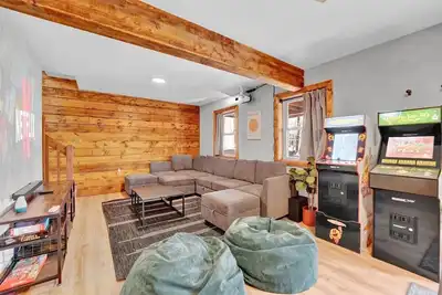Image de Fun-Filled A-Frame Chalet in the resort-like Big Bass Lake Community in the Poconos! ⊹ Movie Theater<br>⊹ Arcade Room<br>⊹ Hot Tub<br>⊹ Mini Golf<br>⊹ Indoor Fireplace<br>⊹ Outdoor Fire Pit