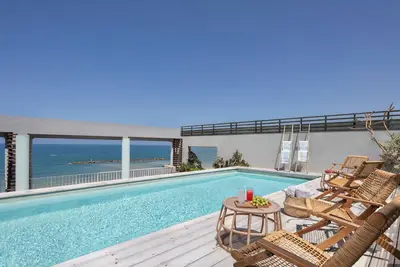 Font line Appartement avec vue sur la mer et piscine privée