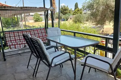 Image de Nadina's House. Family-sized with garden, close to the beach, 45' from Athens!