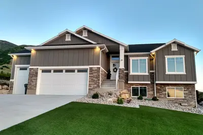 Image de Entire Home sleeps 16, Near Ski Resorts, Private Hot tub, and Fireplace over tub