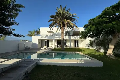 Luxurious, light-flooded villa with pool, 50 m from the sea