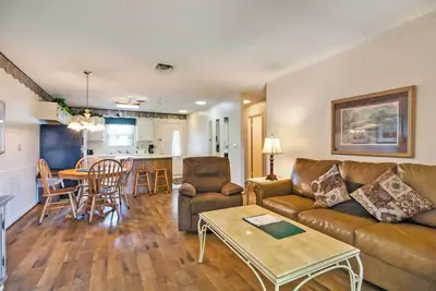 Image de Upgraded 2br, King Bed, Plenty of Amenities