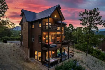 Image de New Listing, \"Explorer's Hideaway\", Mtn View, Firepit, Indoor Pool, Hot Tub, Games