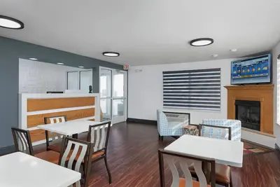 Image de 4 Separate Hotel Bedrooms with 2 Queen Beds in each room with attached bathroom