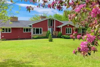 Image de Unique Modern Character Home - Sleeps 10 ($)