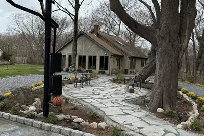 Image de A Hidden Gem! Cozy Cottage with huge Pool & Garden! 8 guest - 4 bedrooms-2 baths