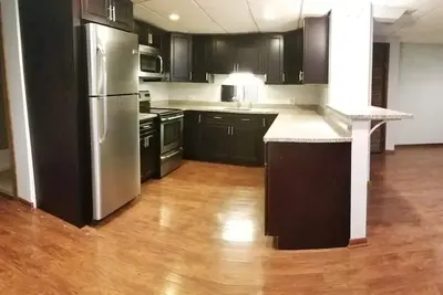 Image de Chic 2-bedroom in center of Lincoln Park/Depaul/Wrigley + Parking