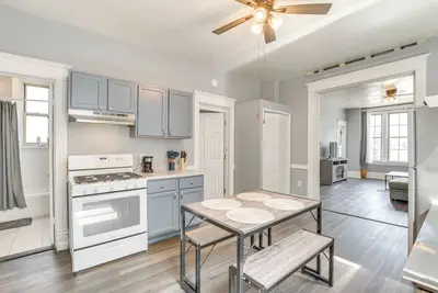 Image de Spacious Roscoe Village Apt w\/ Home Office!