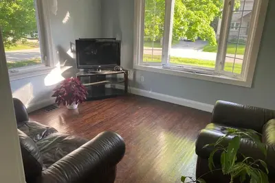 Image de Peaceful, cozy 4 bedroom house walking distance to the lake, 15 mins to Downtown