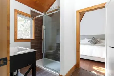 Image de Fully Renovated 8 Bedroom Private Retreat-Black Lake Lodge