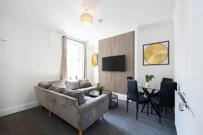 Image de Stunning Liverpool Abode - Lounge Room - Sleeps 9