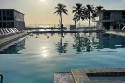 Image de Dazzling Oceanfront Studio! \n\n