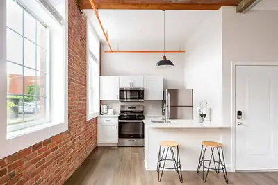 Image de Jennifer's Vibrant Historic Brick Loft Private Apartment