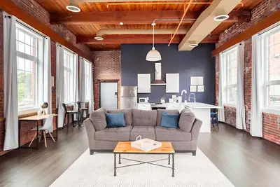 Image de Jennifer's Riverfront Loft Apartment Historic Building
