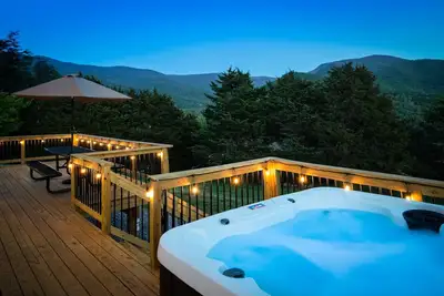 Image de 3br! Mountain View! Hot Tub! Fire Pit. Games. King beds. Sleep 6! Near Snp.