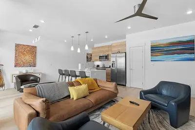Image de New Modern Condo with Mountain Views