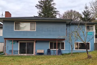 Image de Charming, newly renovated 5-bedroom house with modern comfort and tranquility.