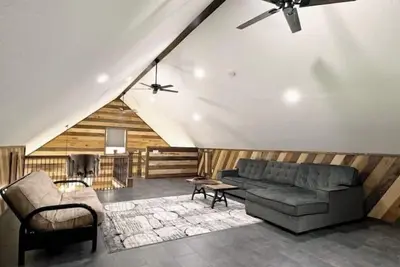 Image de 2 Bedroom With Loft - 2. 25 miles from Enchanted Acres Wedding Venues.