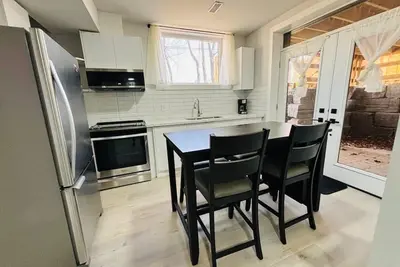 Image de Bright 2 Bedroom Suite, Full Kitchen and Bathroom