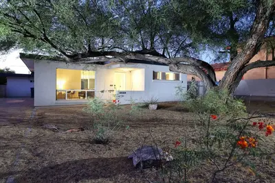 Image de Low Summer Rates! UofA Retro Gem: 2br/1ba, Free Parking & Yard ☀️🏡