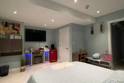 Image de Beautuful luxurious master bedroom close to lakeshore