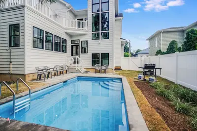 Image de Large House with Private Pool Just over 1 block to the beach!