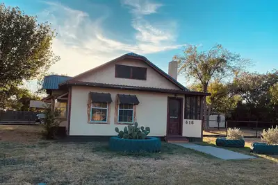 Image de Charming 2-bedroom house in Coleman with Ac and WiFi. Sleeps 6 & no pets.