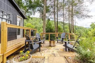 Image de Modern cabin retreat with serene outdoor oasis