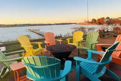 Image de Bay Front home in Reedville with heated pool, playground, and game room