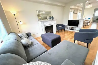 Image de Cozy Corner Townhome, Spacious Backyard & Parking