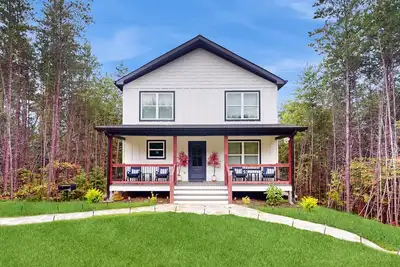 Image de Spacious cottage with private hot tub, wifi + mountain views