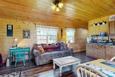 Cozy Cabin with Ocean and Mountain Views, Free Internet