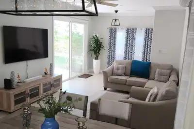 Cozy 2-bedroom condo with WiFi, Pool, Beach in enchanting Montego Bay