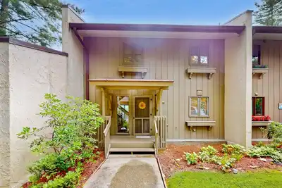 Image de Lake-view dog-friendly condo with pools, hot tub, sauna, tennis, & balcony